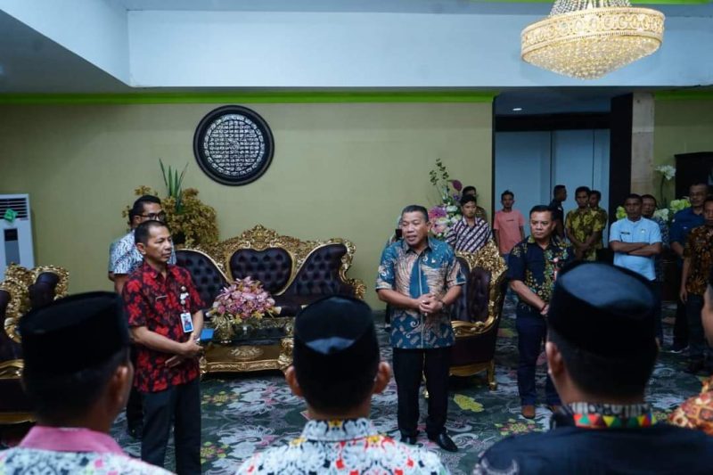 Tampak Bupati yang didampingi Sekretaris Daerah dan Staf Khusus Bupati.