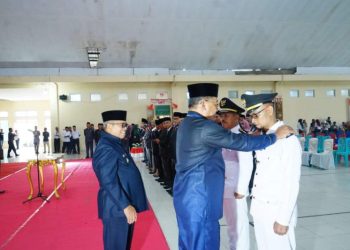 Bupati Bolmut bersama Wakil Bupati saat melantik para pejabat (Foto : Istimewa)