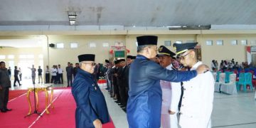 Bupati Bolmut bersama Wakil Bupati saat melantik para pejabat (Foto : Istimewa)