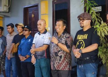 Gambar saat Assisten II Pemda Bolmut melepas secara resmi puluhan pekerja. (Foto : Istimewa)