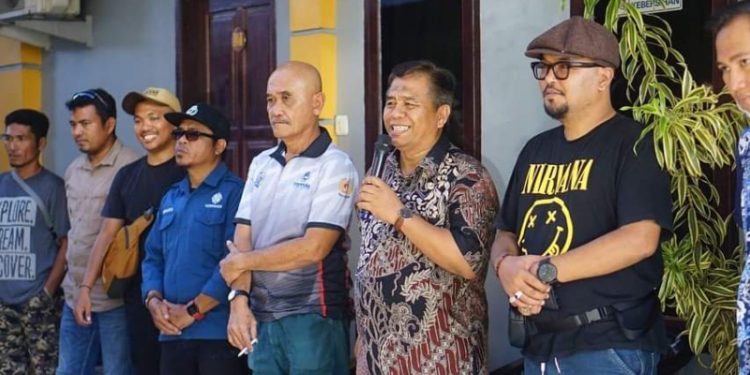 Gambar saat Assisten II Pemda Bolmut melepas secara resmi puluhan pekerja. (Foto : Istimewa)