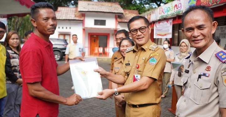 Bukti Nyata, Bupati Minut Joune Ganda Serahkan 106 Sertifikat Tanah ke Masyarakat Likupang Timur