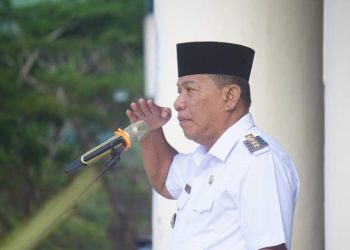 Bupati Bolmut, Drs. H. Depri Pontoh, saat memimpin Apel Perdana pasca Natal dan Tahun Baru