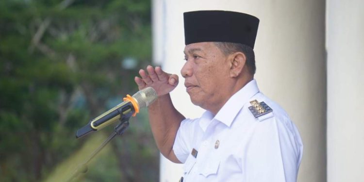 Bupati Bolmut, Drs. H. Depri Pontoh, saat memimpin Apel Perdana pasca Natal dan Tahun Baru