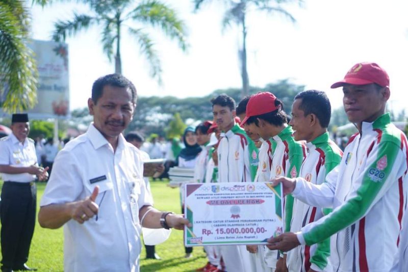 Sekretaris Daerah, dr. Jusnan C. Mokoginta, MARS, saat menyerahkan penghargaan bagi atlet