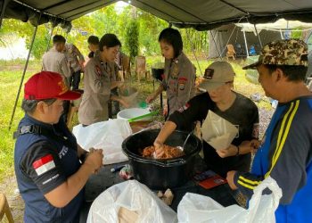 Pasca Banjir, Brimob Polda Sulut Dirikan Dapur Lapangan, Siapkan Makanan Siap Saji dan Air Bersih di Molas