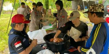 Pasca Banjir, Brimob Polda Sulut Dirikan Dapur Lapangan, Siapkan Makanan Siap Saji dan Air Bersih di Molas