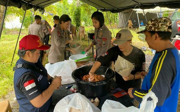 Pasca Banjir, Brimob Polda Sulut Dirikan Dapur Lapangan, Siapkan Makanan Siap Saji dan Air Bersih di Molas