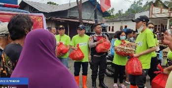 Peduli Korban Banjir, Umat Tri Dharma Gandeng Polresta Manado Serahkan Bantuan Sembako