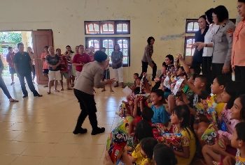 Pulihkan Kondisi Psikologis Anak-anak Korban Banjir di Manado, Polwan Polda Sulut Gelar Trauma Healing