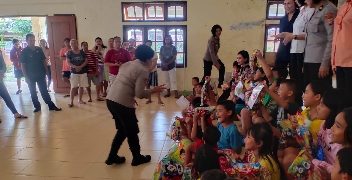 Pulihkan Kondisi Psikologis Anak-anak Korban Banjir di Manado, Polwan Polda Sulut Gelar Trauma Healing
