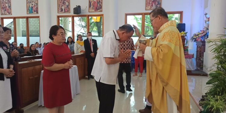 Bupati Royke Roring Hadiri Misa Syukur 100 Tahun Pembaptisan Pertama Umat Katolik Pinabetengan