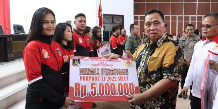 Diserahkan Wabub Dondokambey, Atlit Peraih Medali PORPROV Sulut 2022, Terima Bonus