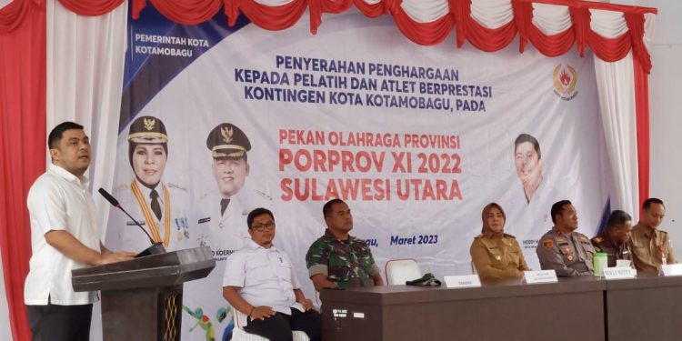 Serahkan Bonus Atlet, Ketua DPRD Kotamobagu Apresiasi Pemkot Kotamobagu