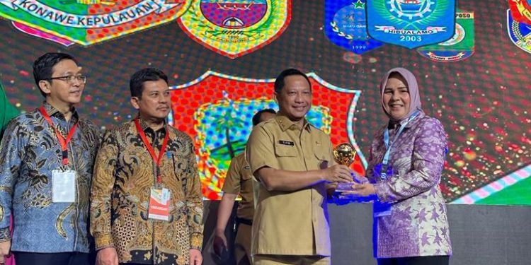 Daftar 121.726 Jiwa Program JKN, Wali Kota Terima Penghargaan UHC