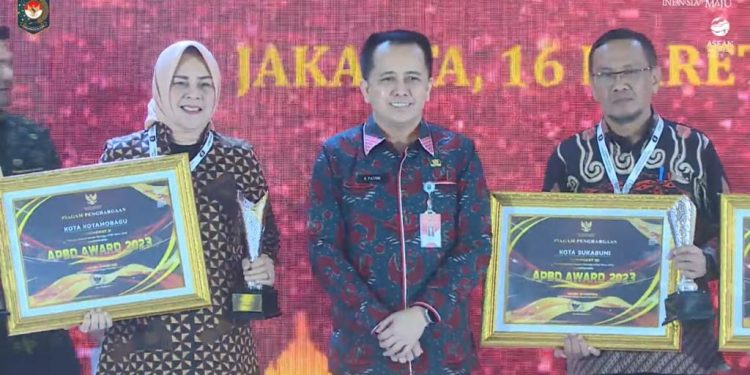 Raih Peringkat II, Tatong Bara Terima Penghargaan APBD Award TA 2023
