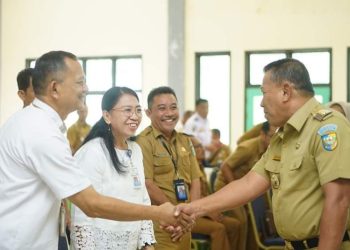 Bupati Bolmut saat menyambut Tim APIP BPKP Sulut (Foto : Istimewa)