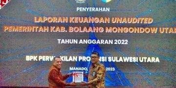 Bupati Bolmut, Drs. H. Depri Pontoh saat menyerahkan LKPD kepada BPK RI (Foto : Istimewa)