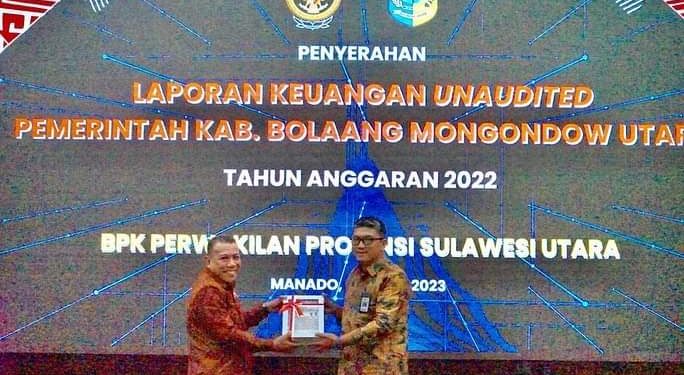 Bupati Bolmut, Drs. H. Depri Pontoh saat menyerahkan LKPD kepada BPK RI (Foto : Istimewa)