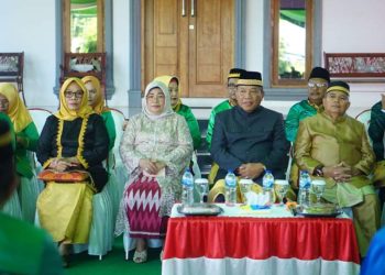 Tampak Bupati Bolmut, Drs. H Depri Pontoh bersama Wakil Bupati Bolmut, Drs. H. Amin Lasena, MAP, saat menghadiri tradisi adat Mopohabaru (Foto : Istimewa)