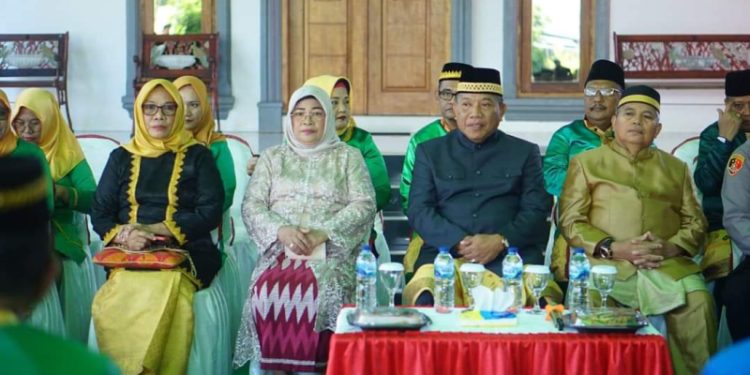 Tampak Bupati Bolmut, Drs. H Depri Pontoh bersama Wakil Bupati Bolmut, Drs. H. Amin Lasena, MAP, saat menghadiri tradisi adat Mopohabaru (Foto : Istimewa)