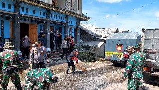 Polisi Bantu Bersihkan Jalan, Dampak Abu Vulkanik Pasca Erupsi Merapi