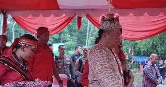 Ketua Senat Sespimti Dikreg 32 Tahun 2023 Terima Gelar Kehormatan Adat Bersama Kapolri