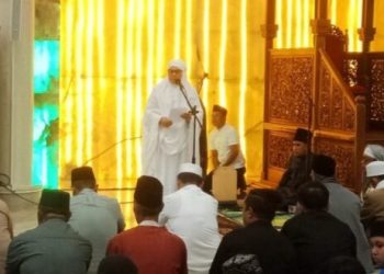 Wali Kota dan Wakil Wali Kota Sholat Tarawih Pertama di Masjid MABM Kotamobagu