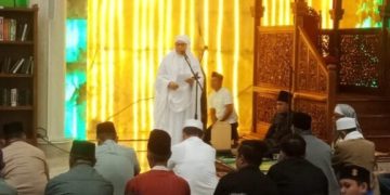 Wali Kota dan Wakil Wali Kota Sholat Tarawih Pertama di Masjid MABM Kotamobagu