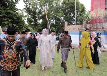 Disambut Meriah, Tatong Bara Hadiri Lebaran Ketupat di Desa Pontodon