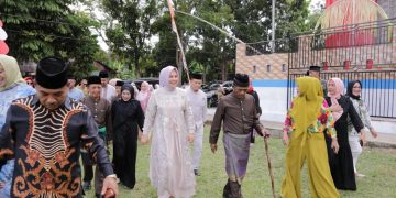 Disambut Meriah, Tatong Bara Hadiri Lebaran Ketupat di Desa Pontodon