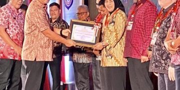 Tatong Bara Terima Penghargaan Pembangunan Daerah dan Sulut Sensanitasional Award