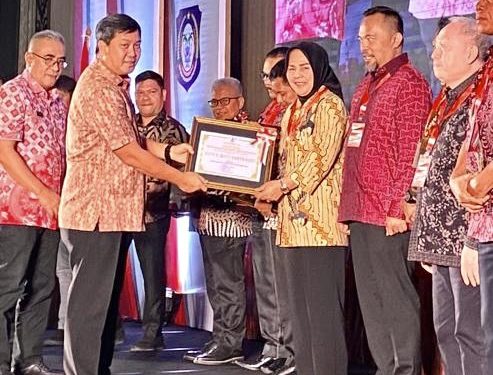 Tatong Bara Terima Penghargaan Pembangunan Daerah dan Sulut Sensanitasional Award