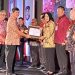 Tatong Bara Terima Penghargaan Pembangunan Daerah dan Sulut Sensanitasional Award