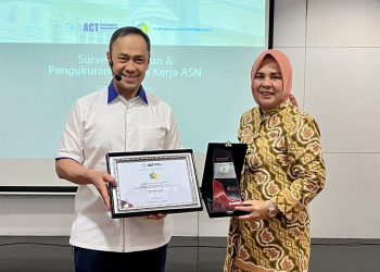 Raih Prestasi Tingkat Nasional, Tatong Bara Terima Penghargaan BerAKHLAK