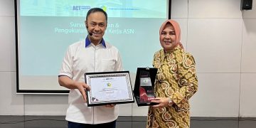 Raih Prestasi Tingkat Nasional, Tatong Bara Terima Penghargaan BerAKHLAK