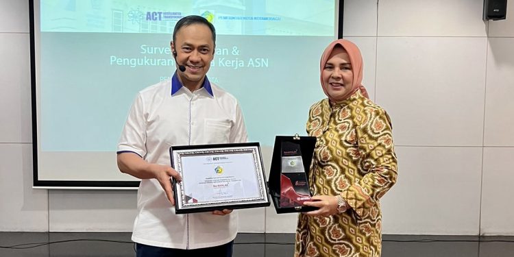 Raih Prestasi Tingkat Nasional, Tatong Bara Terima Penghargaan BerAKHLAK