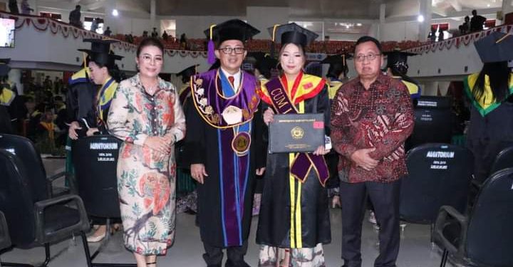 Putri Wabub Dondokambey Diwisuda Program Sarjana Universitas Sam Ratulangi Manado