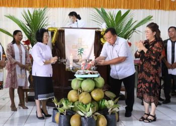 Bersama Istri, Wabup RD Hadiri Ibadah Syukur HUT Ke-73 GMIM Sion Rumbia