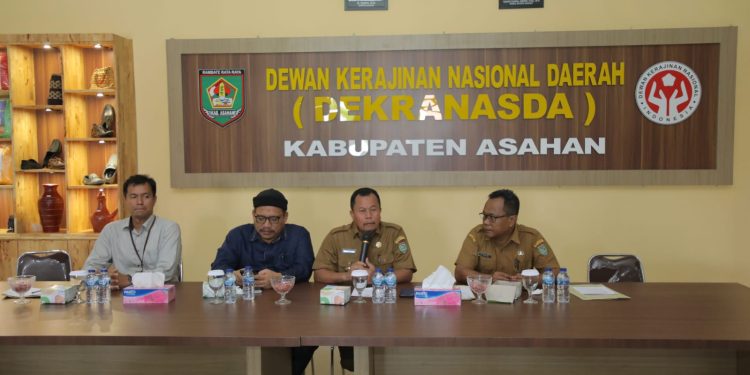 Pemerintah Kabupaten Asahan Serahkan Buku Tabungan Pinjaman Bergulir