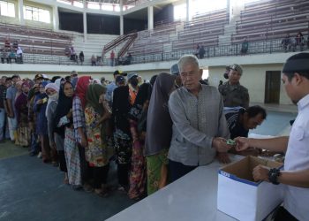 Sekda Kabupaten Asahan Serahkan Bantuan Beras Bagi Kaum Dhuafa