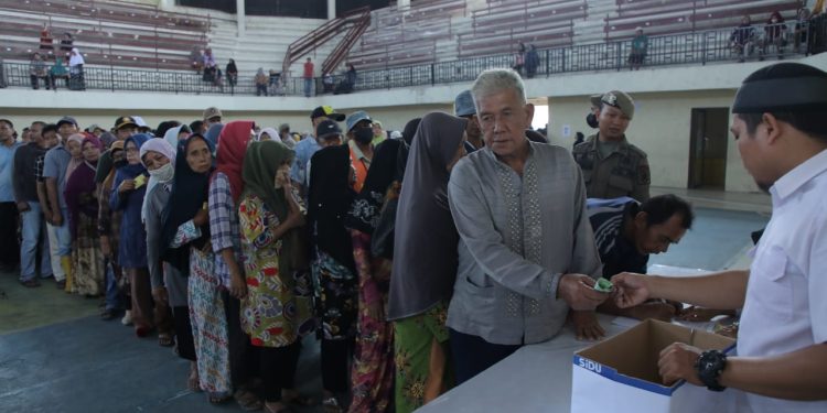 Sekda Kabupaten Asahan Serahkan Bantuan Beras Bagi Kaum Dhuafa
