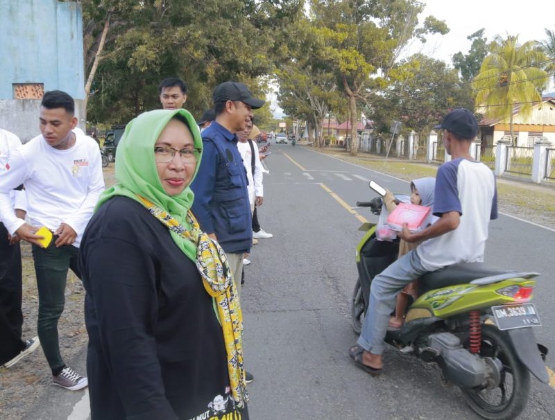 Tampak Koordinator Wilayah Kaidipang, Rita Darondo saat ikut membagikan takjil