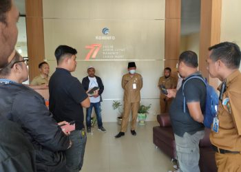 Tampak Sekda Bolmut, dr. Jusnan. C. Mokoginta, MARS, saat melakukan sidak di Dinas Kominfo dan Persandian Bolmut