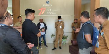 Tampak Sekda Bolmut, dr. Jusnan. C. Mokoginta, MARS, saat melakukan sidak di Dinas Kominfo dan Persandian Bolmut