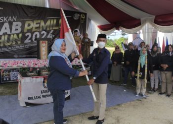 Momen saat Ketua KPU Bolmut menerima bendera merah putih kirab pemilu dari Ketua KPU Bolmong