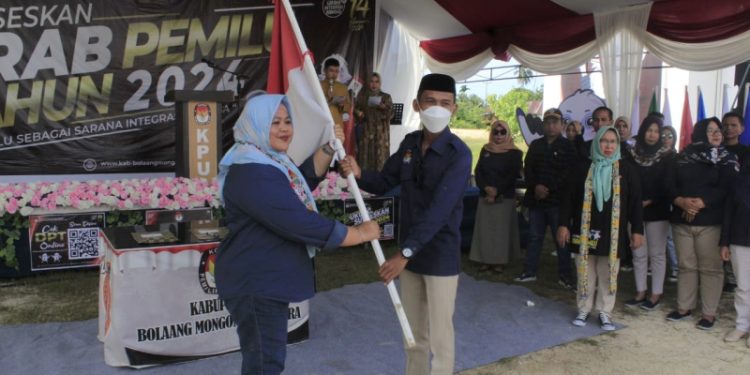 Momen saat Ketua KPU Bolmut menerima bendera merah putih kirab pemilu dari Ketua KPU Bolmong