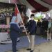 Momen saat Ketua KPU Bolmut menerima bendera merah putih kirab pemilu dari Ketua KPU Bolmong
