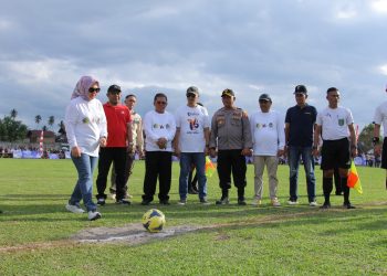 Didampingi Nayodo, Tatong Bara Buka Turnamen Sepak Bola Cup