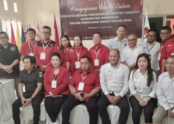 Ketua DPC PDIP Minahasa RD Pimpin Pendaftaran Bakal Calon Anggota DPRD